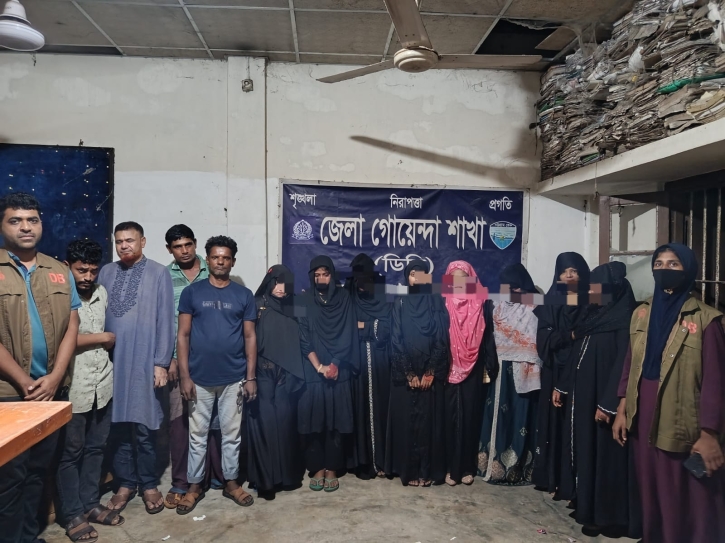 নোয়াখালীতে আবাসিক হোটেলে ডিবির অভিযানে গ্রেপ্তার ১২  